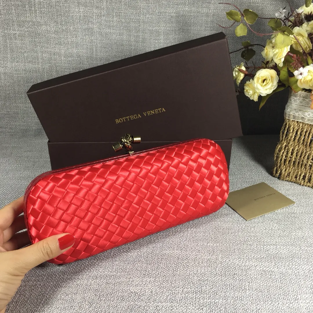 8651 Large Classic Dinner Bag ~~~Snake leather with ribbon ~~~Dense and slippery, not easy to fluff, can hold iPhones of all sizes! Size: 25cm*9.5cm*4cm